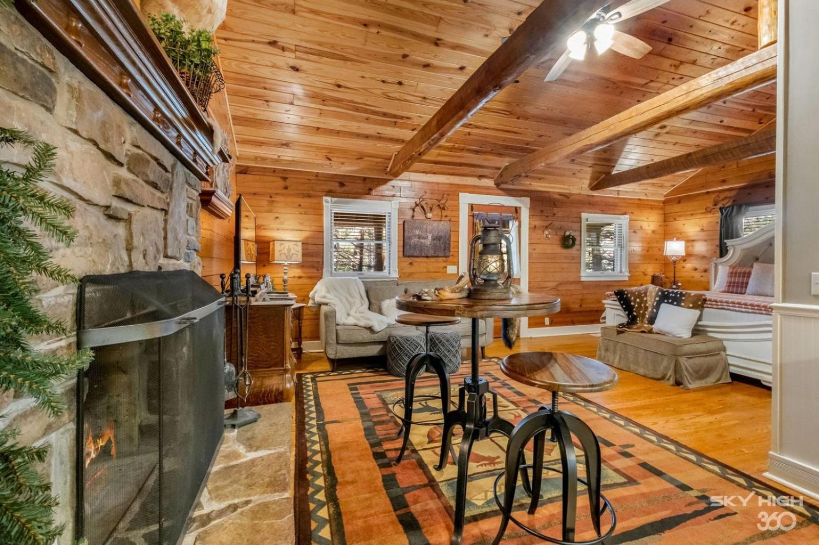 Cinnamon Valley Eureka Springs Room photo